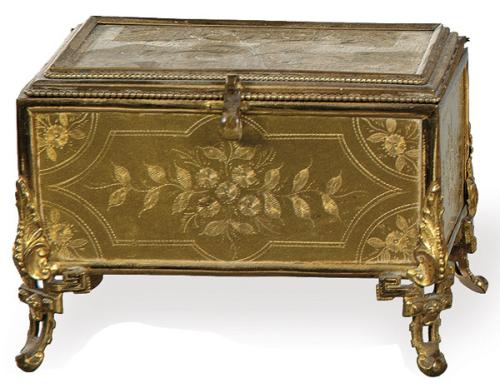  Caja joyero de latón dorado con decoración floral incisa, Francia pp. S. XX.