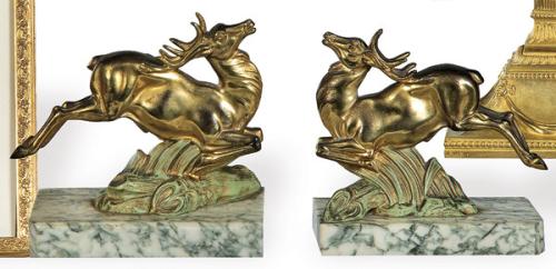  Pareja de sujetalibros en forma de ciervo, de metal dorado, sobre base de piedra, Francia h. 1915-20.