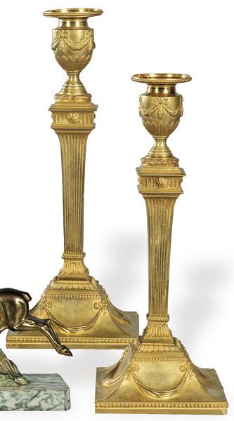 Pareja de candeleros de estilo Neoclásico en bronce dorado, Francia h. 1860.