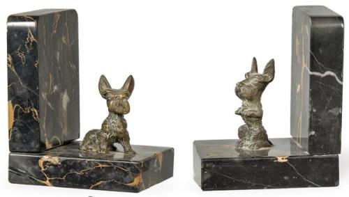 Pareja de sujetalibros con Scottish Terrier en bronce dorado y mármol veteado h. 1930-40.