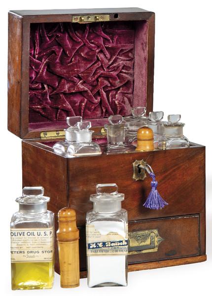 Farmacia portátil en madera de caoba, Inglaterra h. 1840.