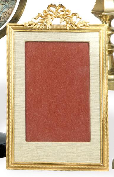  Portarretratos estilo Luis XVI en bronce dorado, Francia ff. S. XIX.