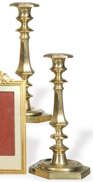 Pareja de candeleros de bronce, Francia S. XIX.