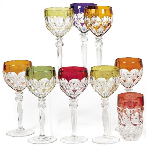 Ocho copas de cristal de Bohemia talladas y parcialmente esmaltadas en la boca de distintos colores.
