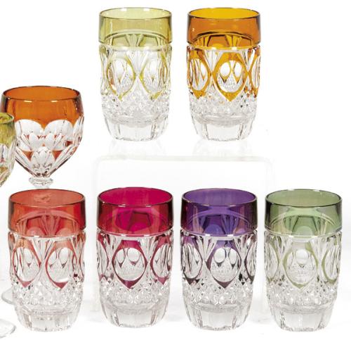 Juego de seis vasos de cristal alemán de Nachtmann modelo Amaris tallados y parcialmente esmaltados en distintos colores.