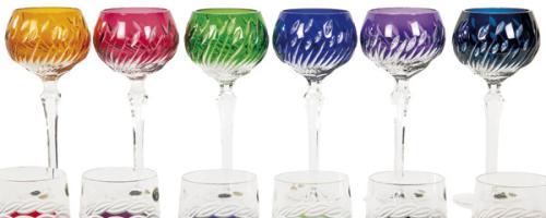  Juego de seis copas de cristal de Bohemia tallado y esmaltado en diversos colores.