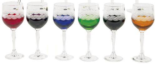 Juego de seis copas de cristal de Bohemia talladas y grabadas al ácido y esmaltadas en diversos colores.