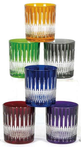 Seis vaos de whisky de cristal de Bohemia tallado y esmaltado en diversos colores.