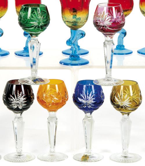  Seis copas de licor de cristal alemán de Lausitzer Glass tallado y esmaltados de distintos colores.