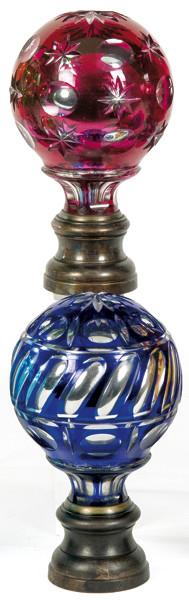  Dos remates de escalera de cristal de Bohemia doblado, azogado y tallado pp. S. XX.