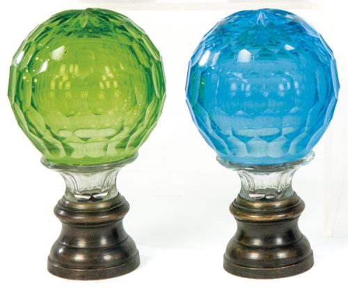  Dos remates de escalera de cristal de Bohemia tallado pp. S. XX.