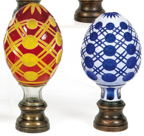  Dos remates de escalera de cristal de Bohemia doblado y tallado y bronce pp. S. XX