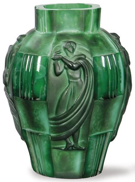 Jarrón Art Deco en cristal malaquita, de Curt Schlevogt, diseñado por Artur Pleva, línea Ingrid, modelo "Mujer Bailando", Bohemia 1936.