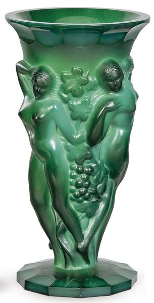  Jarrón Art Deco en cristal malaquita, "Bacantes Danzando" de la colección Ingrid,  de Curt Schlevogt, diseñado por Frantisek Pazourek, Bohemia h. 1930.