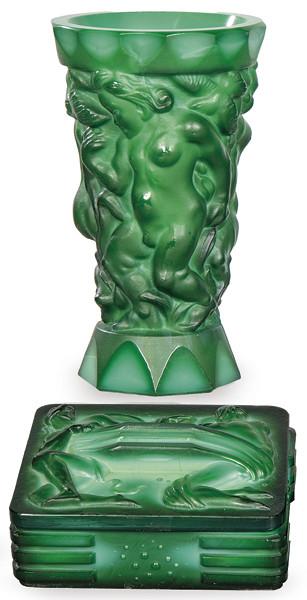 Jarrón Art Deco "Amorcillos Danzantes" y caja con personajes en medio acuático, Art Deco, en cristal malaquita, de Curt Schlevogt, de la colección Ingrid, diseñado por Frantisek Pazourek, Bohemia h. 1930.