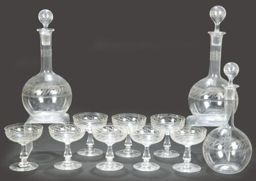 Nueve copas de coctel y tres licoreras de cristal con grecas talladas a la rueda primera mitad S. XX