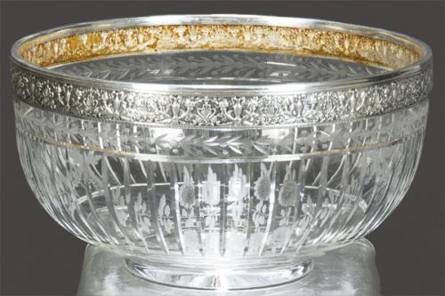 Cuenco de cristal tallado y grabado a la rueda con borde de plata cincelada y relevada h. 1950.