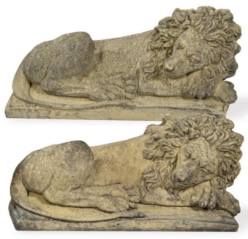 Pareja de leones tumbados en arenisca para jardín.