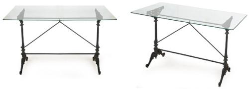  Pareja de consolas o mesas con estructura de hierro forjado moldeado sobre pedestales abalaustrados, unidas por chambranas horizontales y verticales rectas; tapa rectangular de vidrio.