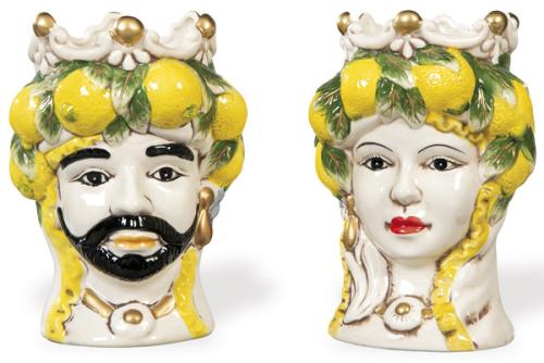 Pareja de maceteros en forma de cabezas de moros coronados en cerámica pintada, parcialmente dorada y esmaltada con marca en la base de "Artigiani d'Oriente"