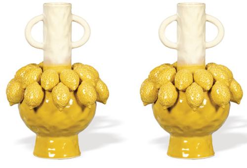 Pareja de jarrones en cerámica con limones modelados y esmaltado en amarillo y blanco.Italia, S. XX