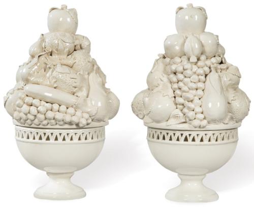 Pareja de centros de mesa en forma de copas con frutas y hojas en cerámica esmaltada en blanco de Bassano. Con marca en azul cobalto en la base.