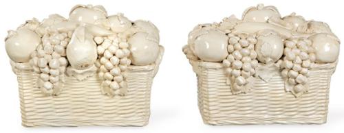  Pareja de centros de mesa en forma de cestas con frutas y hojas de cerámica esmaltada en blanco de Bassano. 