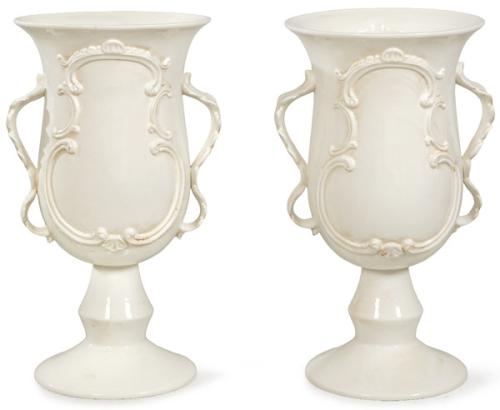 Pareja de grandes copas en cerámica moldeada y esmaltado en blanco de Bassano con decoración en relieve de motivos clasicos.