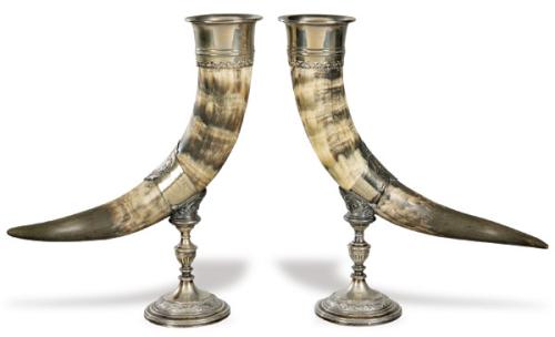 Pareja de copas de libación de cuerno de toro y plata ff. S. XIX pp. S. XX.