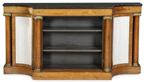  Aparador Regencia de frente ligeramente adelantado en la sección central. Tapa de mármol negro, que descansa sobre un entablamento moldurado con friso con aplicaciones de bronce dorado en las esquinas.