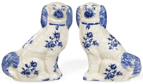  Pareja de perros de loza ironstone Staffordshire "Tronstone". Loza ironstone esmaltada en blanco con decoración impresa en azul cobalto;