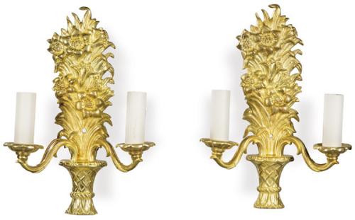  Pareja de apliques de dos luces en bronce dorado, con decoración floral en cesta, electrificación renovada.  Francia ppos. S. XX