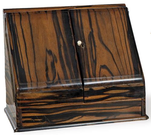 Caja escritorio porta-cartas victoriano en madera de ébano de Macasar, Inglaterra S. XIX.
