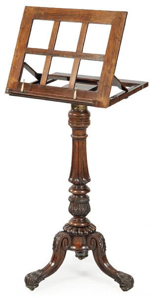 Atril Jorge IV sobre pedestal torneado y tallado y patas cabriolé en madera de palosanto.