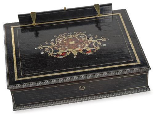  Escritorio de sobremesa Napoleón III convertible en atril, en madera ebonizada con marquetería Boulle de lató y nácar, Francia h. 1860.