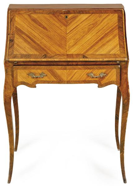  Bureau Luis XV en madera de palo de rosa y caoba, con tapa abatible que revela al abrirse una serie de cajones y compartimentos y superficie para escribir. Francia, segunda mitad S. XVIII