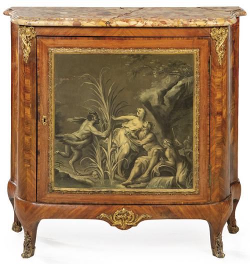  Entredós transición, en madera de palo de rosa con plaquage, tres baldas interiores, monturas de bronce dorado cincelado y tablero superior de mármol brecha verde con trespetes (Restaurado y con faltas).