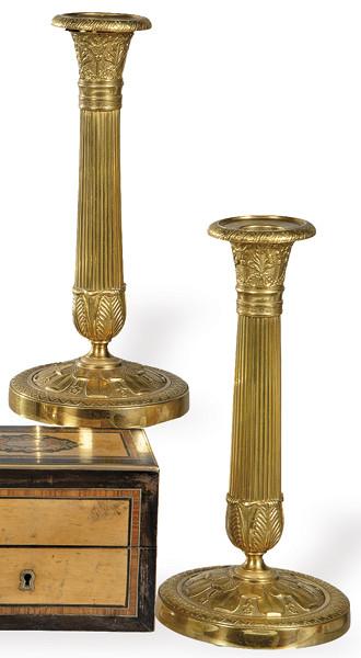 Pareja de candeleros Carlos X de bronce dorado, Francia h. 1820.