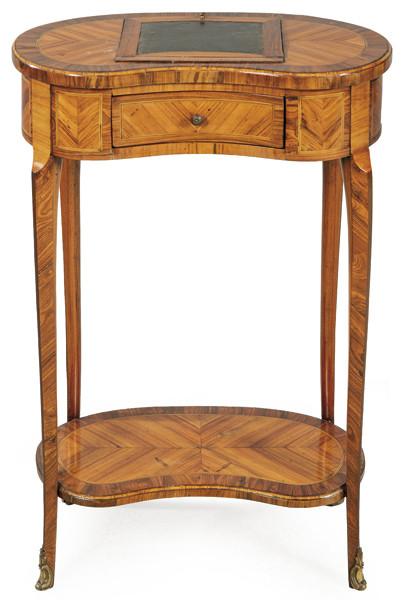 Mesa auxiliar transición en madera de palo de rosa con fileteado de madera frutal, con cajón en el frente, sobre patas rectas unidas por estante inferior.