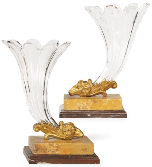  Pareja de ritones de cristal y bronce con cabeza de carnero finamente cincelada, Francia ff. S. XIX.