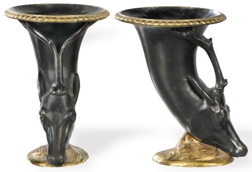  Pareja de ritones de bronce dorado y patinado en forma de cabeza de ciervo ff. S. XIX.