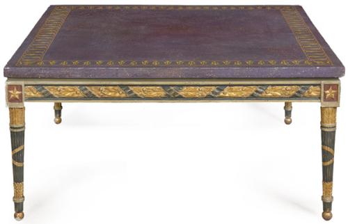 Mesa de centro estilo Carlos IV, con tapa cuadrada simulando pórfido, sobre estructura de madera tallada, pintada y parcialmente dorada.