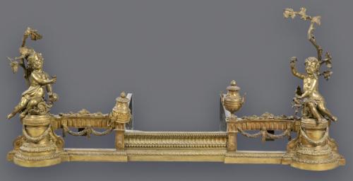  Pareja de morillos con frente de chimenea en bronce dorado, Francia S. XIX.