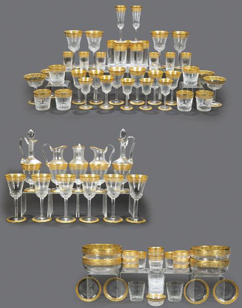 Cristalería de Saint Louis modelo Thisle Gold tallada y con borde de 24 kilates. 