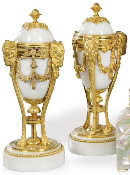  Pareja de urnas convertibles en candelero, Napoleon III en bronce dorado y mármol blanco, Francia h. 1850.