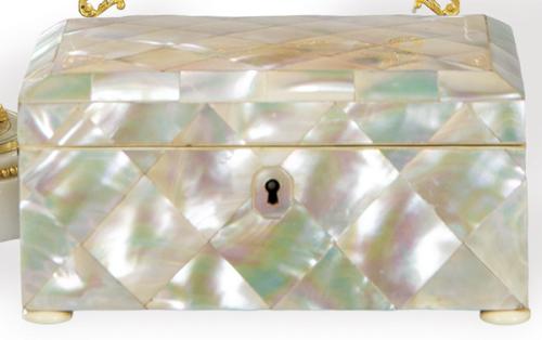  Caja Victoriana en nácar, Inglaterra h. 1850.