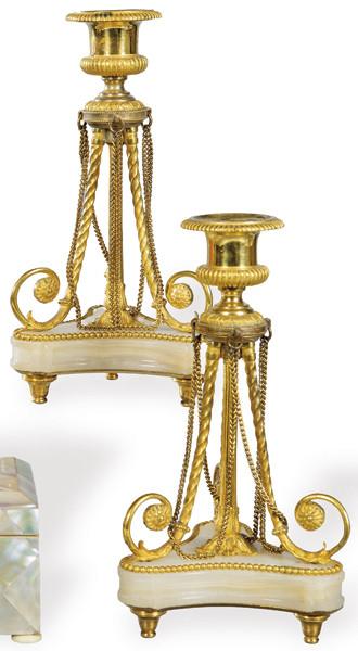 Pareja de candeleros de bronce dorado y mármol blanco, Francia S. XIX.