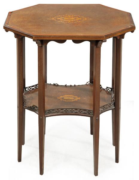  Mesa auxiliar eduardina en madera de caoba, con tapa  octogonal decorada con marquetería, sobre patas rectas unidas por estante inferior con lados cóncavos. Inglaterra, principios S. XX