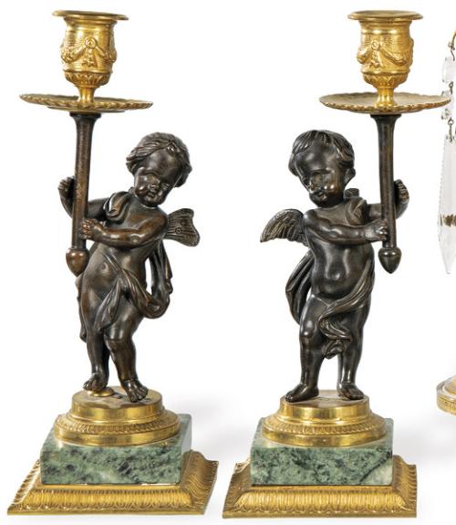  Pareja de candeleros de bronce dorado y patinado con amorcillos sujetando los mecheros primer tercio S. XX.