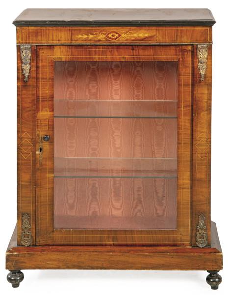 Entredós Eduardino en madera de palisandro, con decoración de marqutería, con puerta abatible acristalada y baldas de vidrio en su interior. Aplicaciones de latón